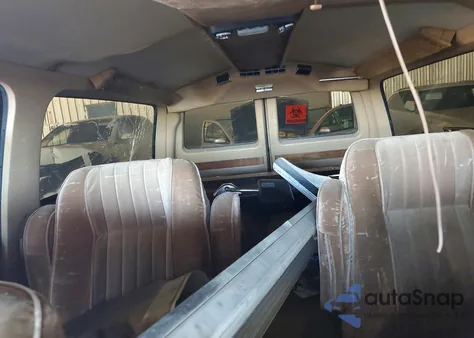 1987 Chevrolet Suburban R20 z USA, uszkodzony, nr VIN 1GCGR26N8HF133214